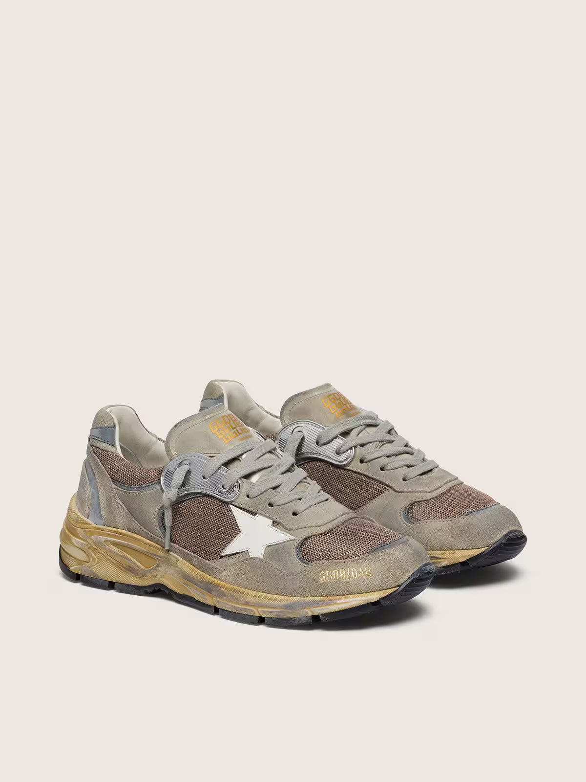 Dad-Star pour homme en cuir velours gris tourterelle et résille argentée avec étoile en cuir blanc et contrefort en cuir velours