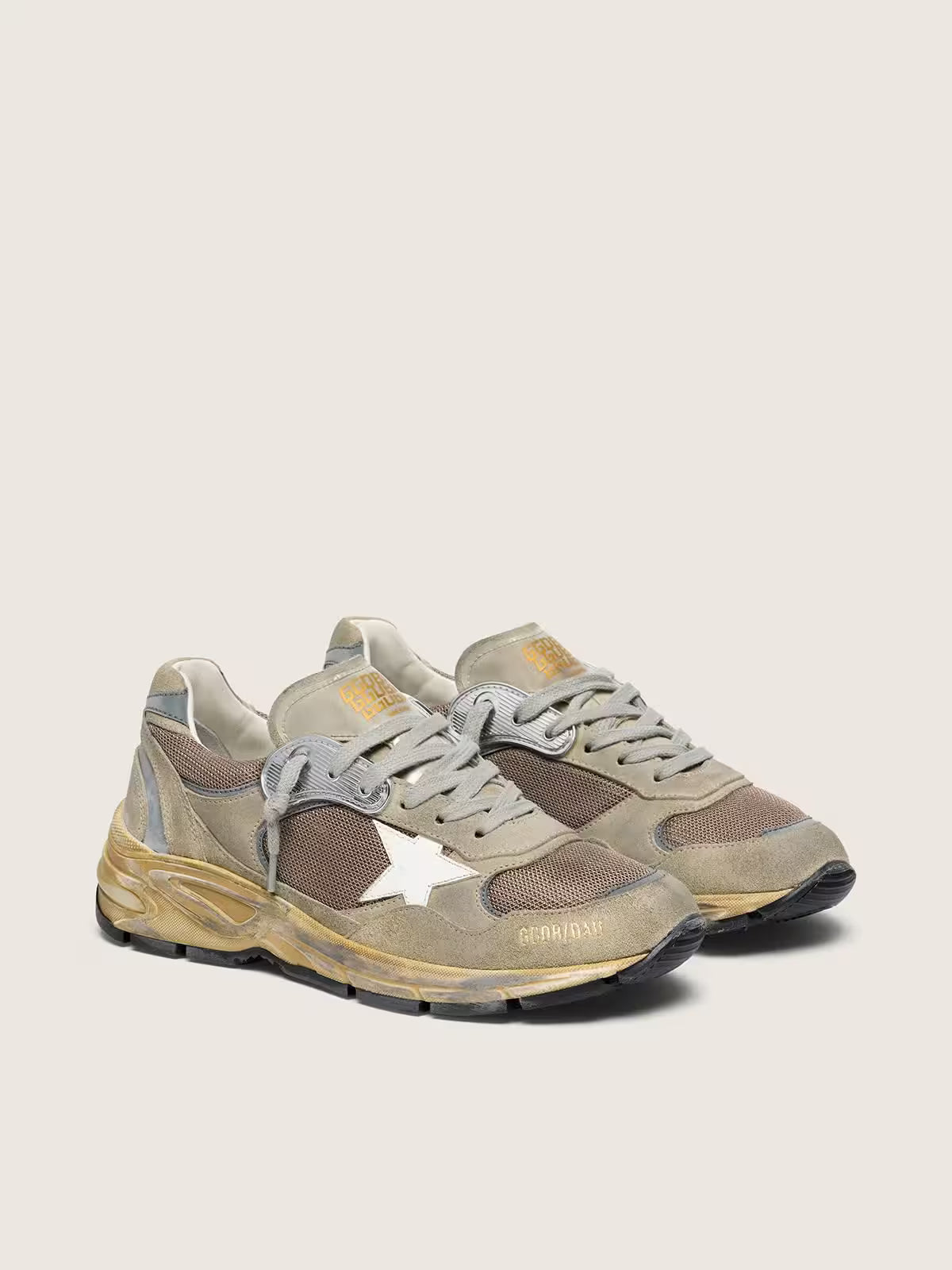 Dad-Star pour femme en cuir velours gris tourterelle et résille argentée avec étoile en cuir blanc et contrefort en cuir velours