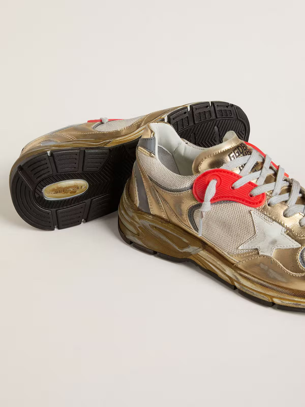 Dad-Star pour femme en résille et cuir lamé doré avec étoile en cuir blanc